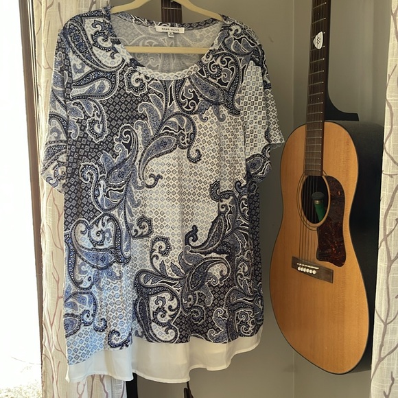 2X Short-Sleeve Blue Paisley Top with Sheer layer at bottom for extra length - Picture 3 of 4
